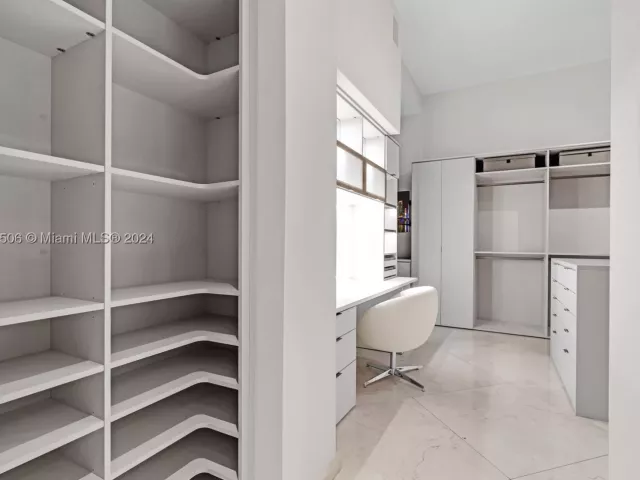 5-bedroom condo for sale in Miami - 900 Brickell Key Blvd 1002 - MondialRealty