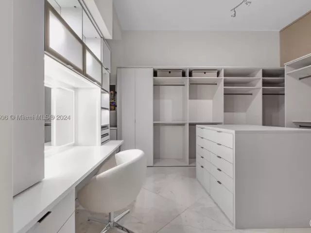 5-bedroom condo for sale in Miami - 900 Brickell Key Blvd 1002 - MondialRealty