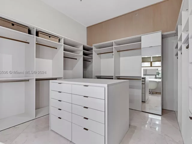 5-bedroom condo for sale in Miami - 900 Brickell Key Blvd 1002 - MondialRealty