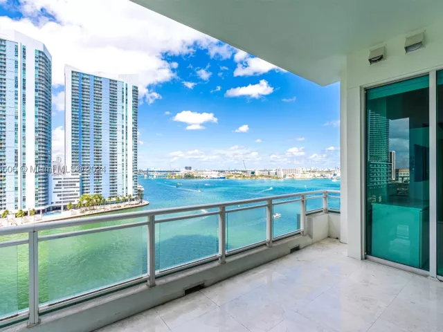 5-bedroom condo for sale in Miami - 900 Brickell Key Blvd 1002 - MondialRealty