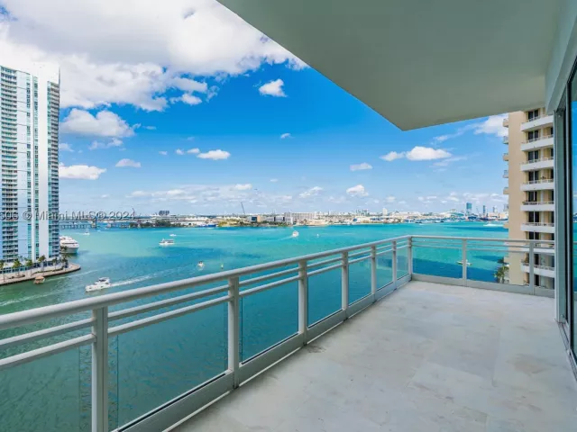 5-bedroom condo for sale in Miami - 900 Brickell Key Blvd 1002 - MondialRealty