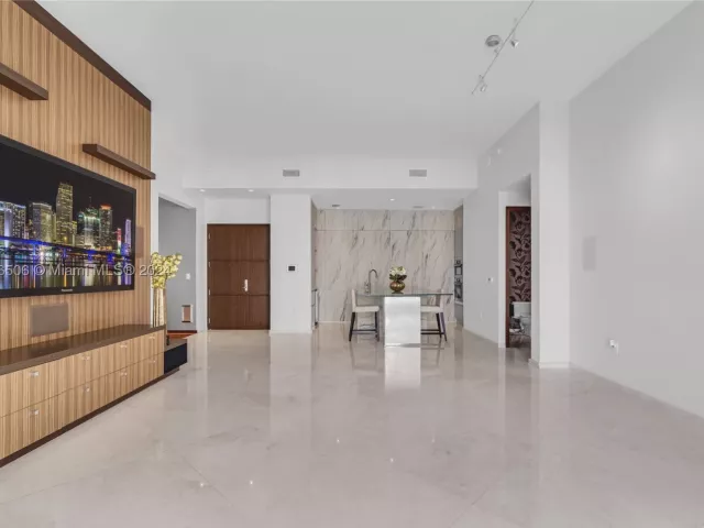 5-bedroom condo for sale in Miami - 900 Brickell Key Blvd 1002 - MondialRealty