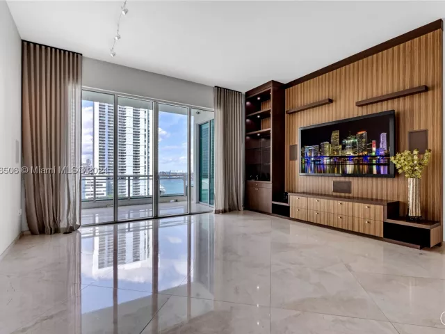 5-bedroom condo for sale in Miami - 900 Brickell Key Blvd 1002 - MondialRealty