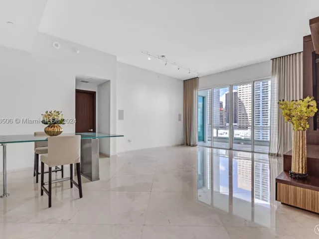 5-bedroom condo for sale in Miami - 900 Brickell Key Blvd 1002 - MondialRealty