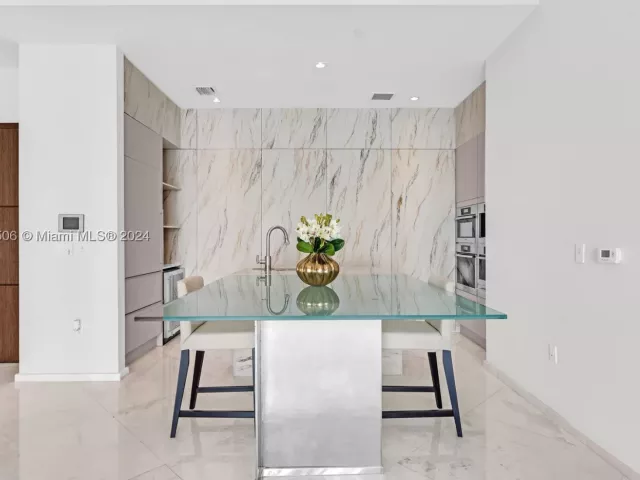 5-bedroom condo for sale in Miami - 900 Brickell Key Blvd 1002 - MondialRealty