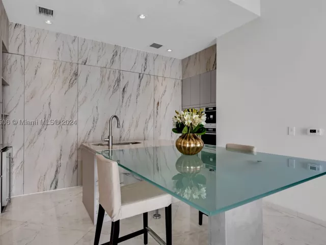 5-bedroom condo for sale in Miami - 900 Brickell Key Blvd 1002 - MondialRealty
