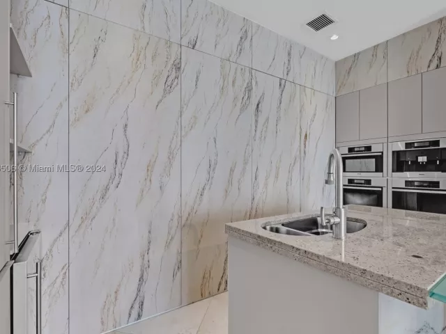 5-bedroom condo for sale in Miami - 900 Brickell Key Blvd 1002 - MondialRealty