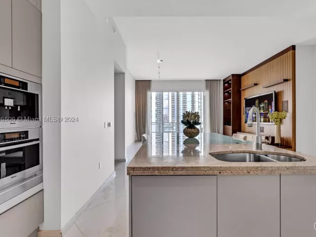 5-bedroom condo for sale in Miami - 900 Brickell Key Blvd 1002 - MondialRealty