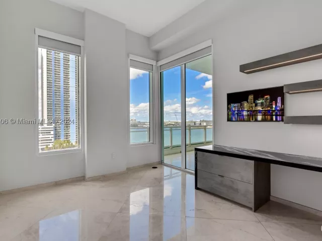 5-bedroom condo for sale in Miami - 900 Brickell Key Blvd 1002 - MondialRealty
