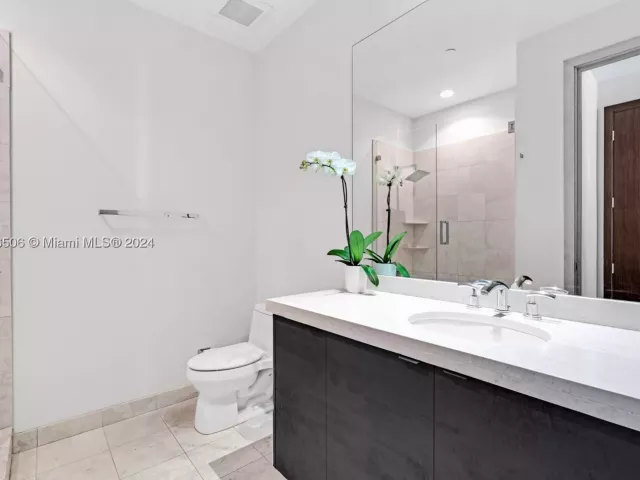 5-bedroom condo for sale in Miami - 900 Brickell Key Blvd 1002 - MondialRealty