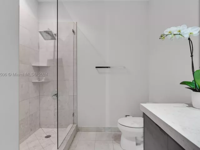 5-bedroom condo for sale in Miami - 900 Brickell Key Blvd 1002 - MondialRealty