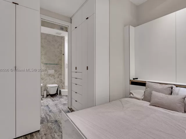 5-bedroom condo for sale in Miami - 900 Brickell Key Blvd 1002 - MondialRealty