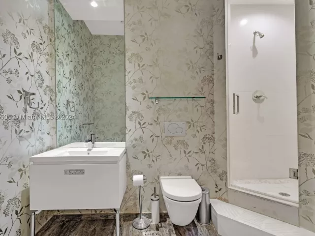 5-bedroom condo for sale in Miami - 900 Brickell Key Blvd 1002 - MondialRealty