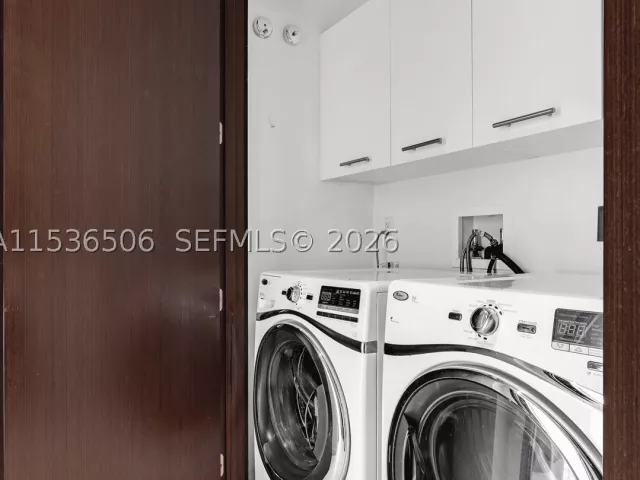 5-bedroom condo for sale in Miami - 900 Brickell Key Blvd 1002 - MondialRealty