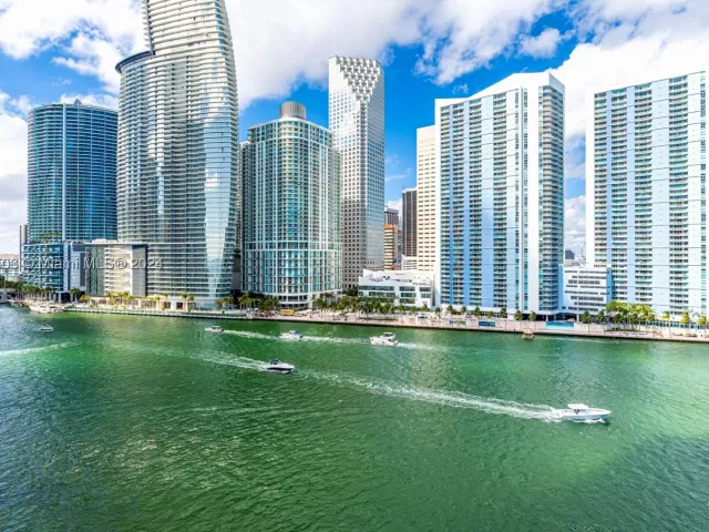 5-bedroom condo for sale in Miami - 900 Brickell Key Blvd 1002 - MondialRealty