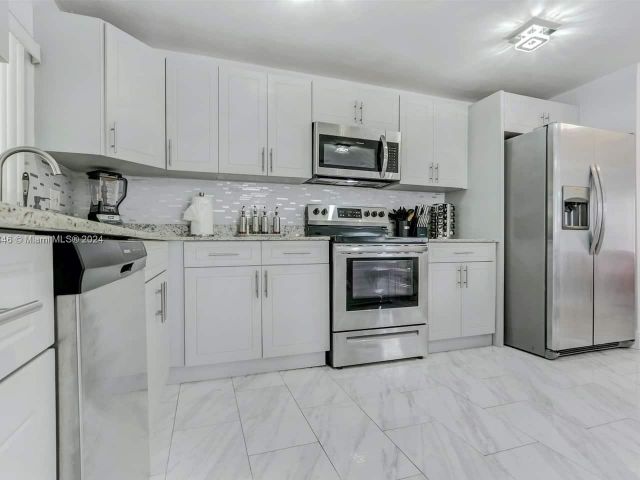Home for rent at 211 SW 4th Ave - photo 5030724