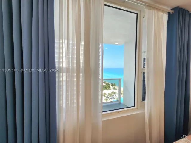 2-bedroom condo for rent in Hollywood - 3505 S Ocean Dr 1509 - MondialRealty
