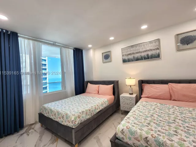 2-bedroom condo for rent in Hollywood - 3505 S Ocean Dr 1509 - MondialRealty