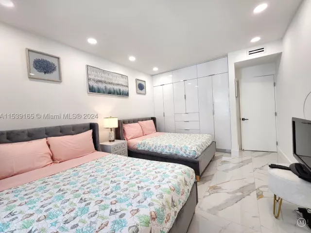 2-bedroom condo for rent in Hollywood - 3505 S Ocean Dr 1509 - MondialRealty