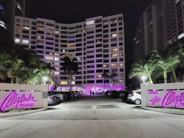 2-bedroom condo for rent in Hollywood - 3505 S Ocean Dr 1509 - MondialRealty
