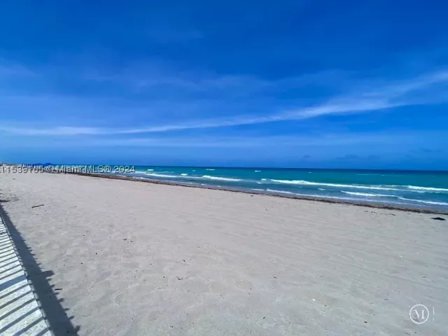2-bedroom condo for rent in Hollywood - 3505 S Ocean Dr 1509 - MondialRealty