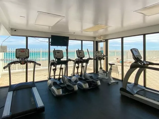 2-bedroom condo for rent in Hollywood - 3505 S Ocean Dr 1509 - MondialRealty