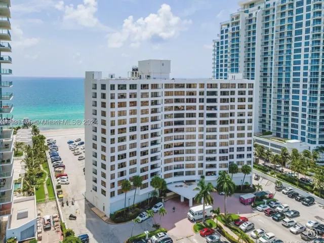 2-bedroom condo for rent in Hollywood - 3505 S Ocean Dr 1509 - MondialRealty