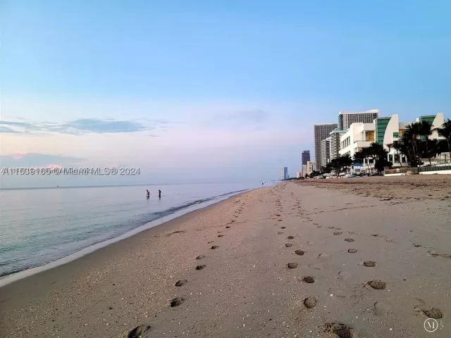 2-bedroom condo for rent in Hollywood - 3505 S Ocean Dr 1509 - MondialRealty