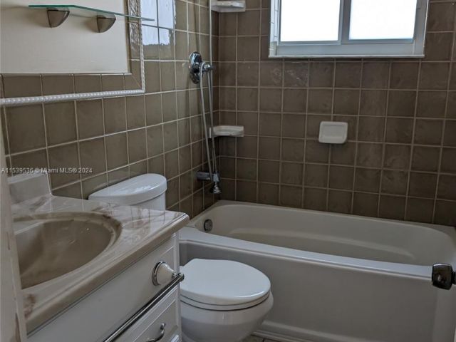 Home for rent at 1301 NW 45th St 1301 - photo 5052474
