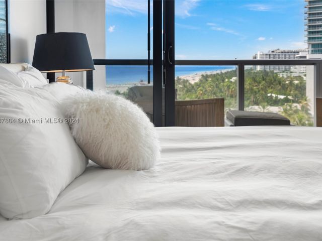 1-bedroom condo for rent in Miami Beach - 2201 Collins Ave 814 - MondialRealty