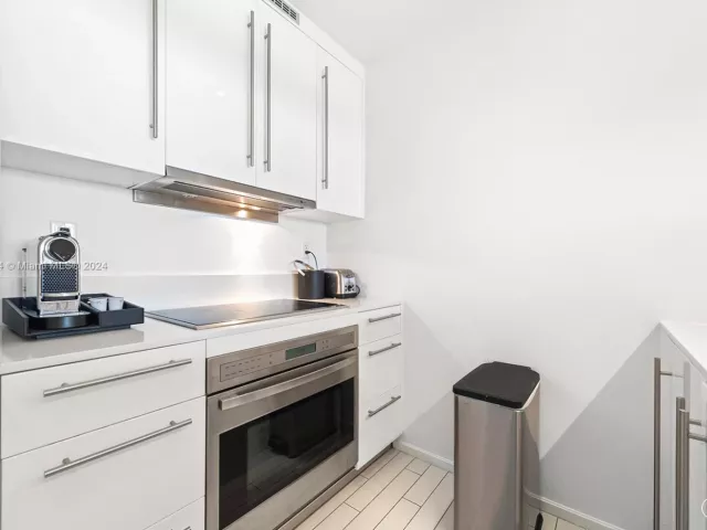 1-bedroom condo for rent in Miami Beach - 2201 Collins Ave 814 - MondialRealty