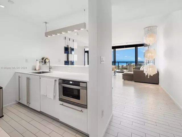 1-bedroom condo for rent in Miami Beach - 2201 Collins Ave 814 - MondialRealty
