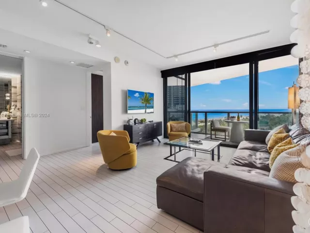 1-bedroom condo for rent in Miami Beach - 2201 Collins Ave 814 - MondialRealty