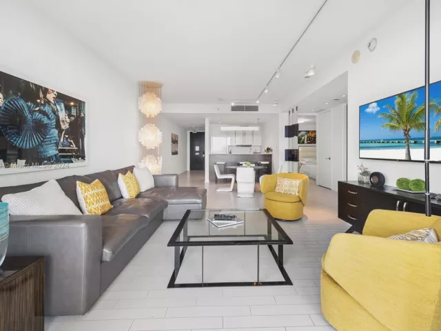 1-bedroom condo for rent in Miami Beach - 2201 Collins Ave 814 - MondialRealty
