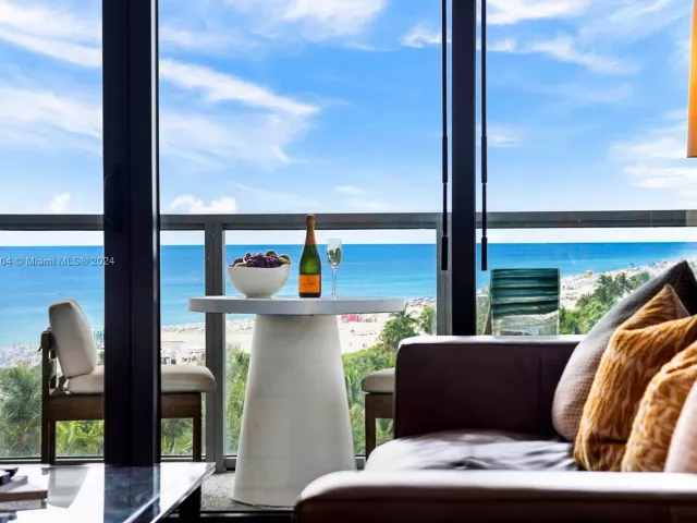 1-bedroom condo for rent in Miami Beach - 2201 Collins Ave 814 - MondialRealty