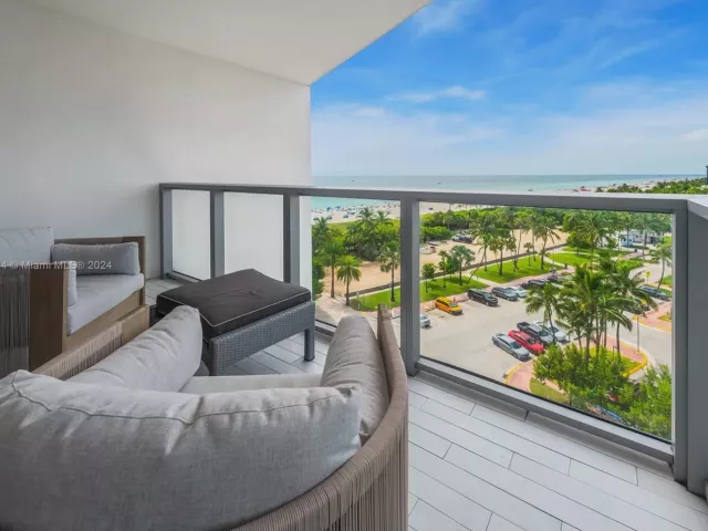 1-bedroom condo for rent in Miami Beach - 2201 Collins Ave 814 - MondialRealty