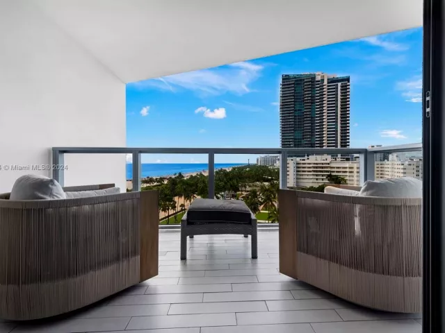 1-bedroom condo for rent in Miami Beach - 2201 Collins Ave 814 - MondialRealty