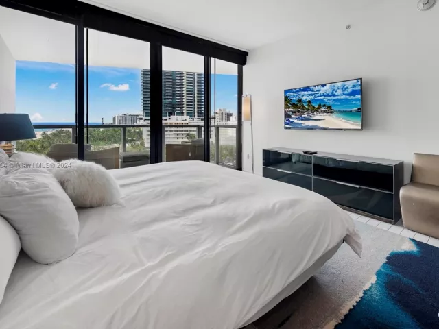 1-bedroom condo for rent in Miami Beach - 2201 Collins Ave 814 - MondialRealty