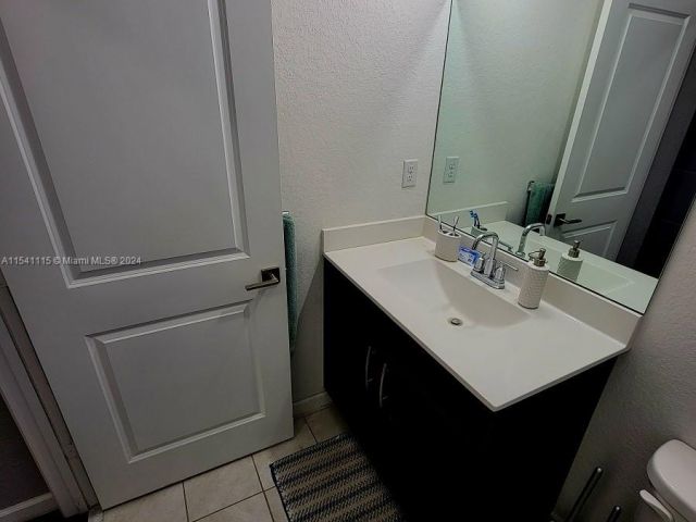 Home for sale at 1421 SE 26th Ave 1421 - photo 5062102