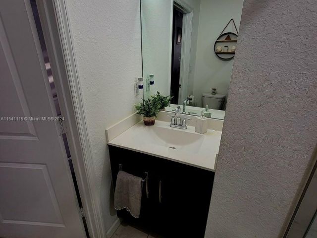 Home for sale at 1421 SE 26th Ave 1421 - photo 5062106