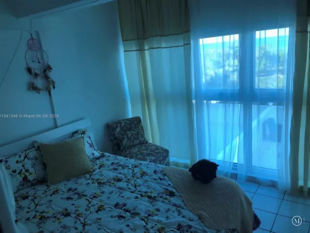 4-bedroom condo for sale in Miami Beach - 5445 Collins Ave TH2 - MondialRealty