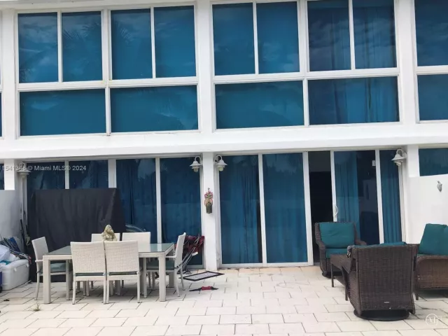 4-bedroom condo for sale in Miami Beach - 5445 Collins Ave TH2 - MondialRealty