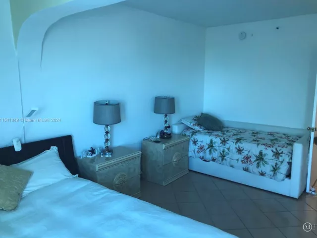 4-bedroom condo for sale in Miami Beach - 5445 Collins Ave TH2 - MondialRealty