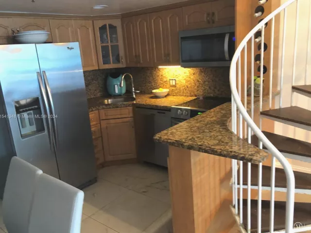 4-bedroom condo for sale in Miami Beach - 5445 Collins Ave TH2 - MondialRealty