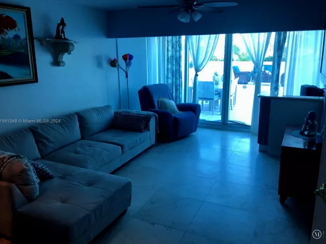 4-bedroom condo for sale in Miami Beach - 5445 Collins Ave TH2 - MondialRealty