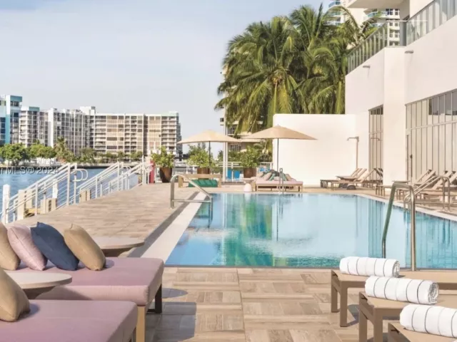 2-bedroom condo for sale in Hollywood - 4010 S Ocean Dr R703 - MondialRealty
