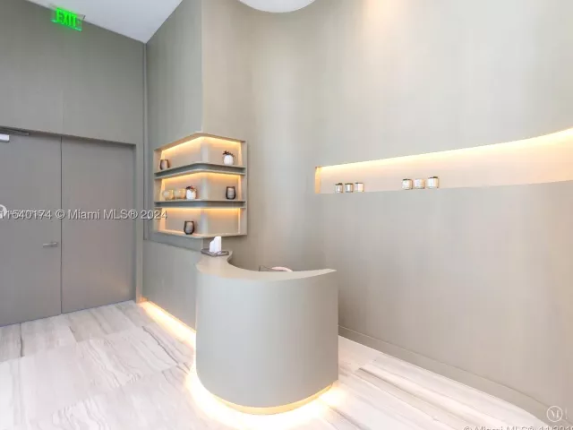 2-bedroom condo for sale in Hollywood - 4010 S Ocean Dr R703 - MondialRealty
