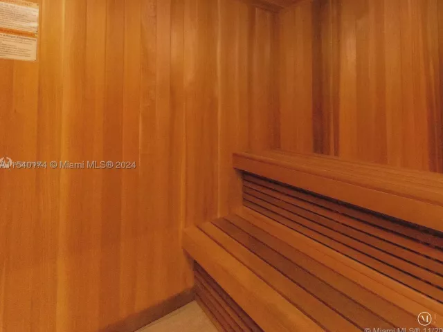 2-bedroom condo for sale in Hollywood - 4010 S Ocean Dr R703 - MondialRealty