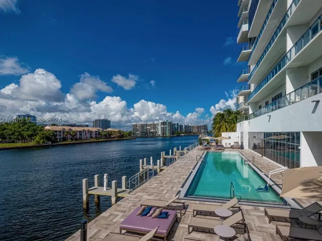 2-bedroom condo for sale in Hollywood - 4010 S Ocean Dr R703 - MondialRealty