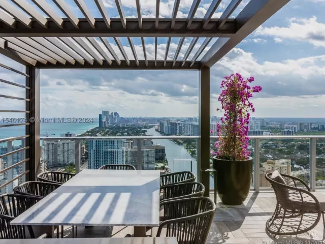 2-bedroom condo for sale in Hollywood - 4010 S Ocean Dr R703 - MondialRealty